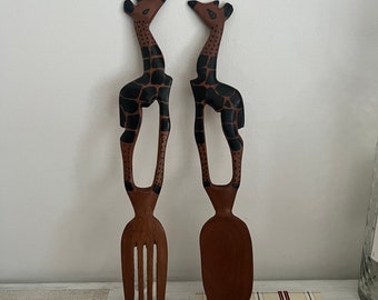 Ein schönes Paar hölzerner Salatbesteck im Giraffen-Design mit Knochengriff