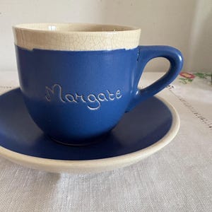 Può includere: Un set da tè in ceramica blu e bianca con la parola "Margate" scritta sul lato della tazza.