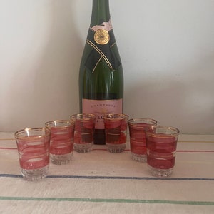 Un juego original de la década de 1950 de 6 vasos de chupito franceses con borde de rayas doradas y color arándano.
