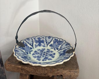 Ein Vintage Delft Blue Dutch Holland Porzellan handbemalte blau und weiß 7,25 ""Geschirr, Schüssel mit einem festen Klappgriff aus Messing."