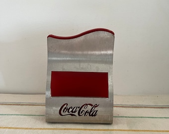 Un raro dispenser porta tovaglioli retrò del marchio Coca Cola degli anni &#39;50 che combina legno verniciato rosso con acciaio inossidabile