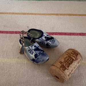 Ein Paar schöne Delft Dutch Holland Porzellan handbemalte blaue und weiße Holzschuhverzierungen