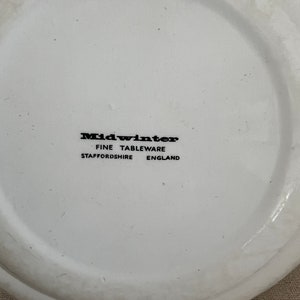 Peut inclure: Une assiette en c&eacute;ramique blanche avec du texte noir qui dit "Midwinter Fine Tableware Staffordshire England".