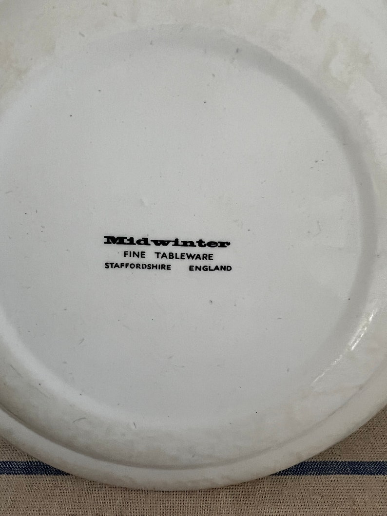 Peut inclure: Une assiette en c&eacute;ramique blanche avec du texte noir qui dit "Midwinter Fine Tableware Staffordshire England".