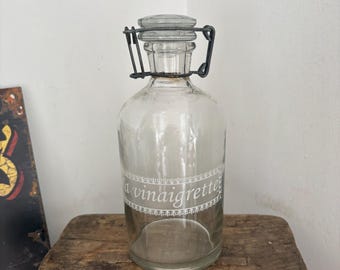 Una bottiglia di vetro vintage francese alta 18 cm (7") per condimento "Ma Vinaigrette" con tappo e chiusura in metallo per preparare il tuo