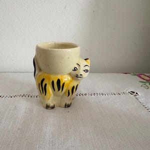 Ein Sammlerstück von Keele Street Pottery handbemalter Katzen Design Eierbecher