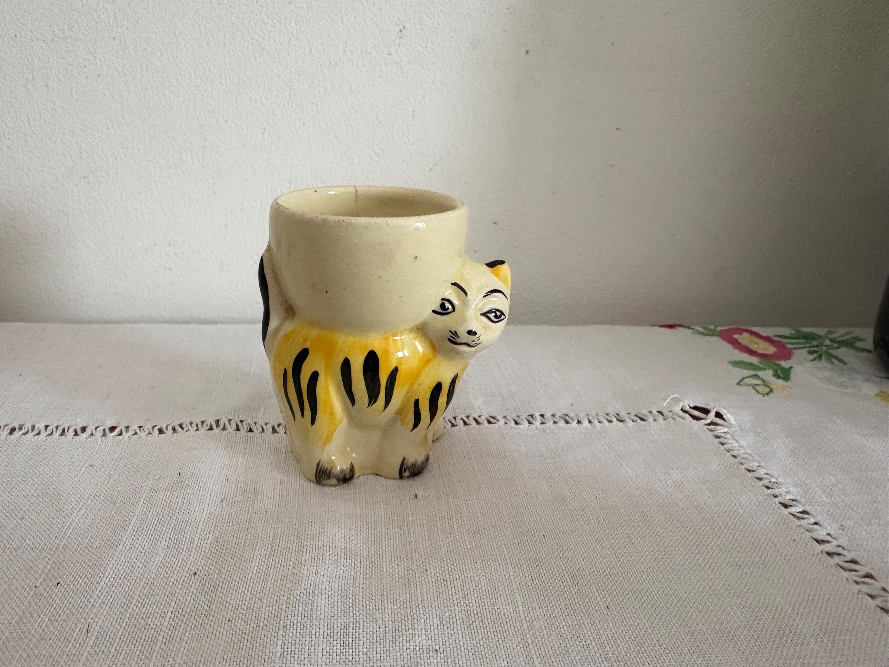 A collectible Keele Street  Pottery hand painted cat  design egg cup