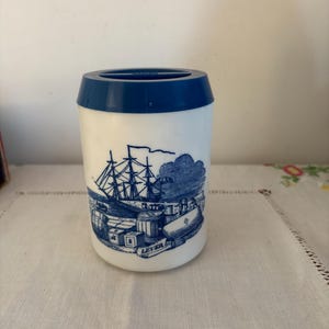 Ein französischer Vintage Lever blau-weißer Plastikkanister, Kaffee, Zucker, Salz mit aufschiebendem Deckel