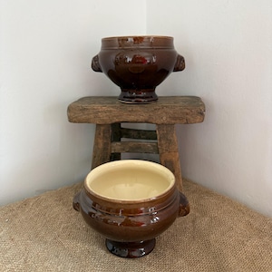 Juego de dos cuencos rústicos de cerámica marrón esmaltada para sopa de cebolla francesa con asas con forma de cara de animal.