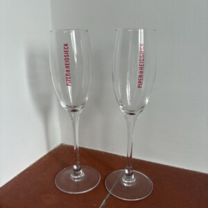 Een klassiek paar Franse Vintage Piper Heidsieck champagneglazen of fluiten