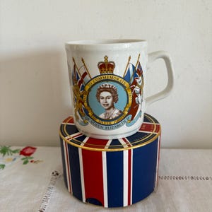 Uma caneca de porcelana branca da Prince William Pottery Co para comemorar o Jubileu de Prata da Rainha de 1952 a 1977