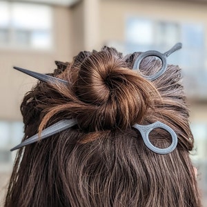 Épingles à cheveux ciseaux pour coiffeur, lot de 2, cadeau personnalisé, bâtons pour chignon pour cheveux épais ou fins, tendance tendance, cadeau pour coiffeur