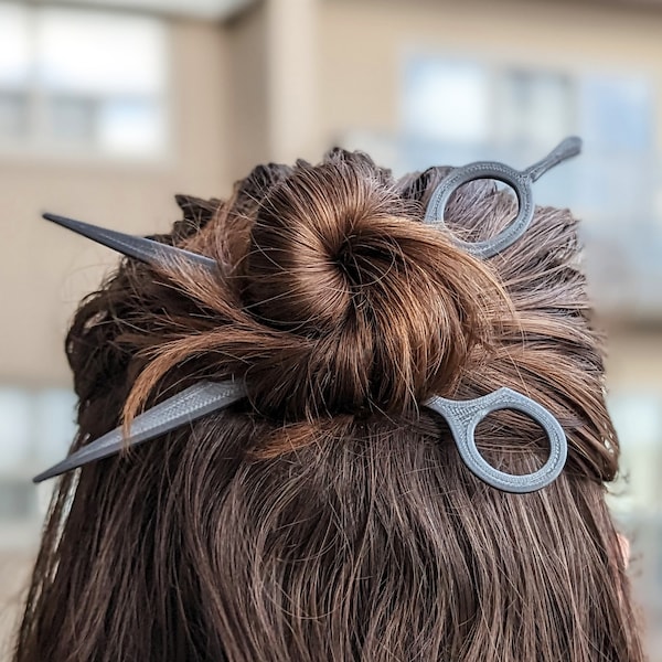 ヘアスタイリスト用シザーヘアピン、2個セット、パーソナライズギフト、太めまたは細めのヘアバンスティック、ファッションステートメント、ヘアスタイリストへのギフト