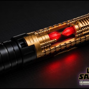 Peut inclure: Un sabre laser d&eacute;taill&eacute; avec un manche noir et dor&eacute;. La section centrale pr&eacute;sente un cristal rouge brillant. Le sabre laser a un design &eacute;l&eacute;gant et futuriste, avec le texte "LSM SABERS" en bas &agrave; droite.