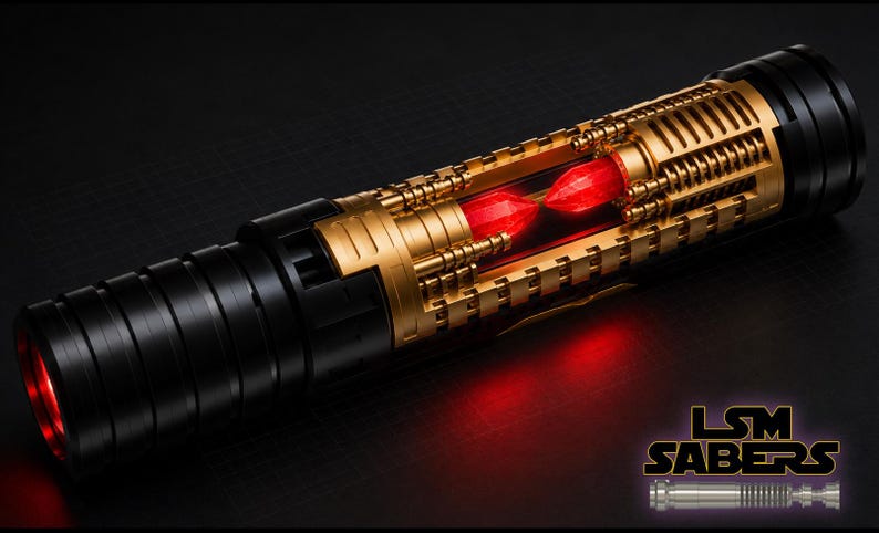 Peut inclure: Un sabre laser d&eacute;taill&eacute; avec un manche noir et dor&eacute;. La section centrale pr&eacute;sente un cristal rouge brillant. Le sabre laser a un design &eacute;l&eacute;gant et futuriste, avec le texte "LSM SABERS" en bas &agrave; droite.