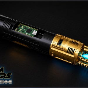 Peut inclure: Un sabre laser noir et dor&eacute; avec un c&oelig;ur d'&eacute;nergie bleu brillant. Le manche pr&eacute;sente des d&eacute;tails complexes et une section r&eacute;v&eacute;lant des circuits internes. Le logo "LSM SABERS" est visible en bas, avec une petite image d'un sabre laser argent&eacute;.