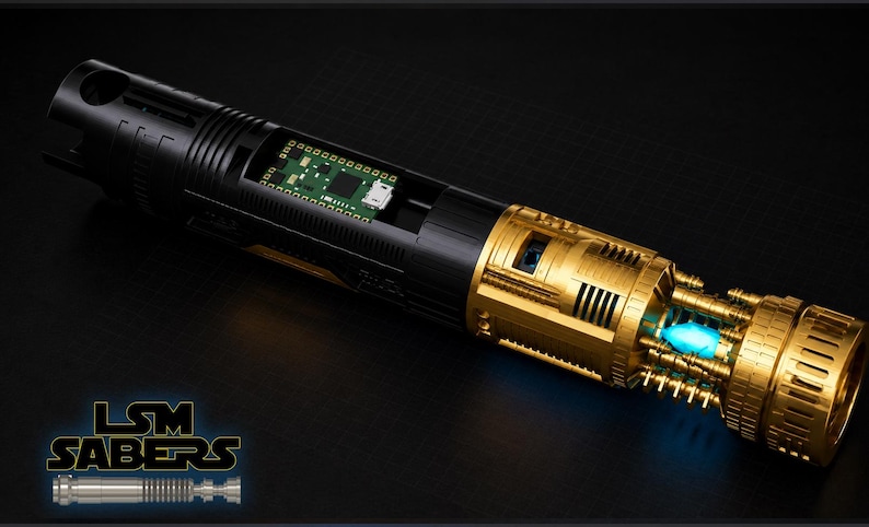 Peut inclure: Un sabre laser noir et dor&eacute; avec un c&oelig;ur d'&eacute;nergie bleu brillant. Le manche pr&eacute;sente des d&eacute;tails complexes et une section r&eacute;v&eacute;lant des circuits internes. Le logo "LSM SABERS" est visible en bas, avec une petite image d'un sabre laser argent&eacute;.