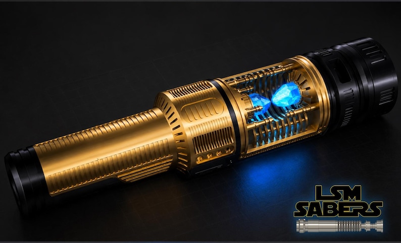 Peut inclure: Un sabre laser dor&eacute; et noir avec un design d&eacute;taill&eacute;. La section centrale pr&eacute;sente un cristal bleu brillant. Le sabre laser porte le texte "LSM SABERS" dans le coin inf&eacute;rieur droit.