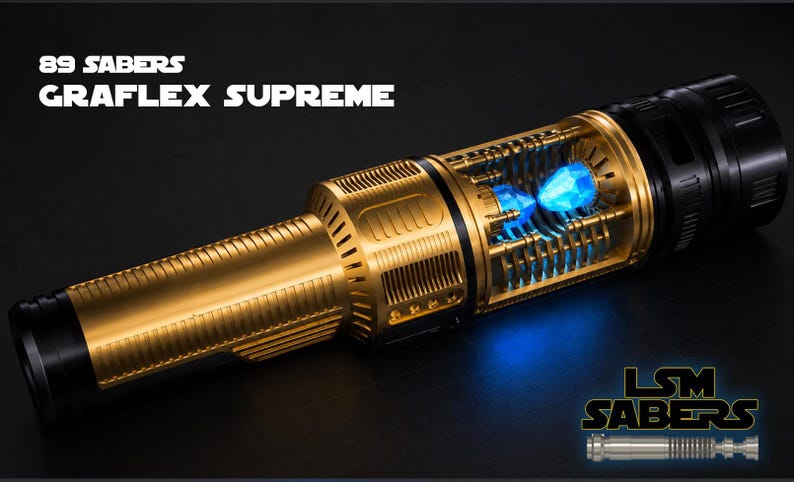 Op de afbeelding: Een goud en zwart lichtzwaard met de tekst "89 Sabers Graflex Supreme". Het lichtzwaard heeft een gedetailleerd ontwerp met een gloeiende blauwe kristalkamer. De rechter benedenhoek heeft de tekst "LSM Sabers" en een kleine afbeelding van een lichtzwaard.