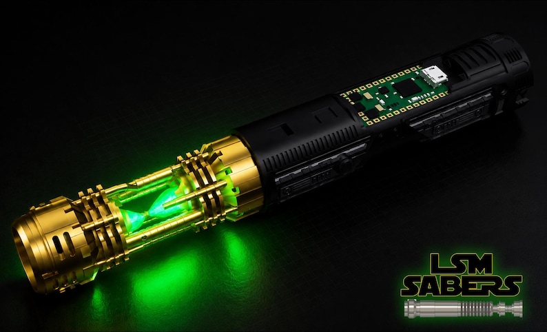 Peut inclure: Un sabre laser futuriste avec un design or et noir. La poign&eacute;e pr&eacute;sente une structure dor&eacute;e en forme de cage avec un c&oelig;ur vert brillant. Le manche est noir avec un d&eacute;tail de circuit imprim&eacute;. Le texte "LSM SABERS" est visible.