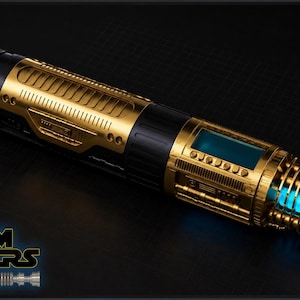 Peut inclure: Un sabre laser dor&eacute; et noir avec des d&eacute;tails complexes et une section lumineuse bleue. Le sabre laser a une finition m&eacute;tallique et un design futuriste. Le logo "LSM SABERS" est visible en bas &agrave; gauche.