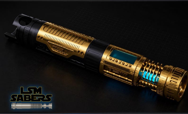 Peut inclure: Un sabre laser dor&eacute; et noir avec des d&eacute;tails complexes et une section lumineuse bleue. Le sabre laser a une finition m&eacute;tallique et un design futuriste. Le logo "LSM SABERS" est visible en bas &agrave; gauche.