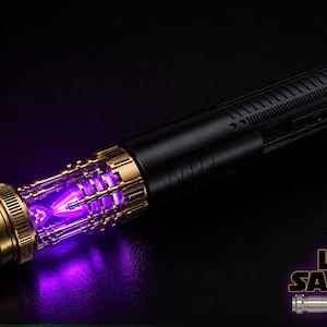 Peut inclure: Un sabre laser noir et dor&eacute; avec une lame violette lumineuse. La poign&eacute;e pr&eacute;sente des d&eacute;tails dor&eacute;s et un corps noir. Cet objet de collection est probablement destin&eacute; au cosplay ou &agrave; l'exposition.