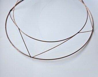 Medium wire brown circular wreath base. 30cm x 30cm.