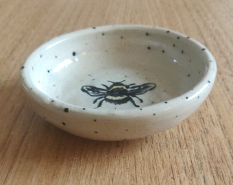 Small ceramic (pottery) ring / jewelry dish with hand painted bee and speckle detail. Lovely gift.