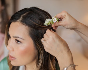 White gypsophila (babies breath) and mini blossom faux flower pin set for wedding / festival. Brides / bridesmaids / wedding guest. Neutral