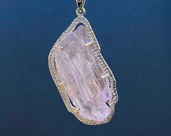 Colgante Kunzite conjunto hecho a mano en plata de primera ley.