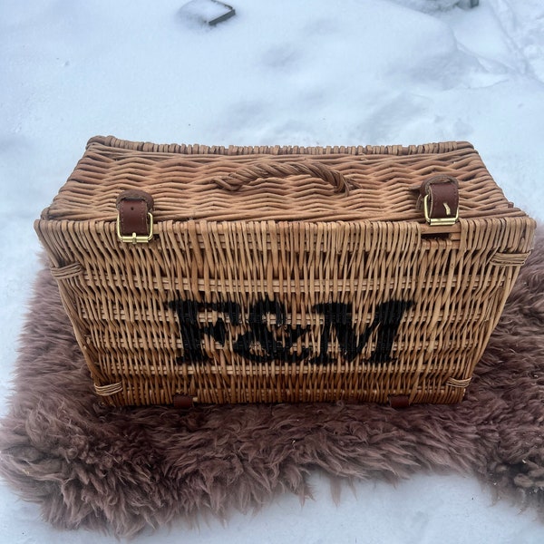 Fortnum & Mason wicker picnic basket / Fortnum's champagne picnic hamper with leather straps and buckle fastener