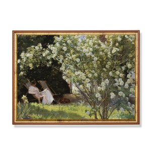 Lámina artística vintage de lectura en un jardín: Mujer con vestido blanco leyendo bajo rosas florecientes en un patio soleado, escena floral impresionista.