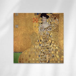 Puede incluir: Una pintura de una mujer con un vestido dorado con un patrón geométrico. El fondo también es dorado con un patrón geométrico.