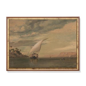 Puede incluir: Una pintura enmarcada que representa un velero con una vela blanca en una masa de agua. El cielo está nublado y el agua está tranquila. Hay palmeras en la costa en el fondo.