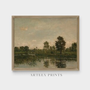 Pode incluir: Uma pintura de paisagem vintage que retrata uma cena tranquila de rio com &aacute;rvores verdes exuberantes e um c&eacute;u nublado. A &aacute;gua reflete as &aacute;rvores e o c&eacute;u, criando uma atmosfera serena.