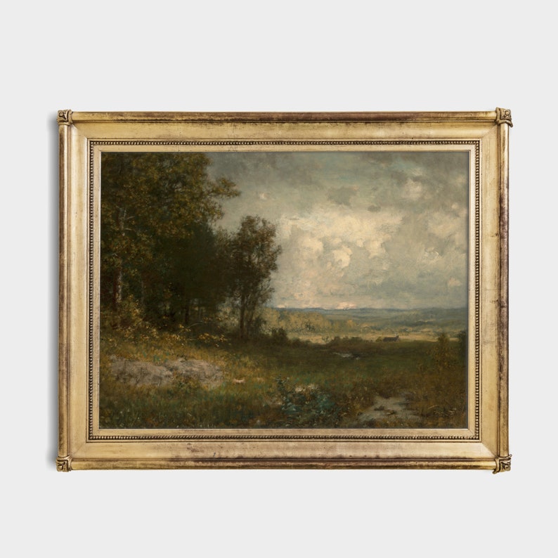 Puede incluir: Una pintura de paisaje enmarcada que representa una escena rural con &aacute;rboles, un campo y un cielo nublado. La pintura est&aacute; en un marco dorado con un borde decorativo.
