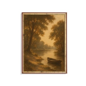 Può includere: Un dipinto a olio incorniciato che raffigura una serena scena fluviale in toni toni seppia. Una piccola barca a remi in legno galleggia vicino alla riva, circondata da alberi densi e luce soffusa. L'opera è in una cornice marrone con bordo dorato.