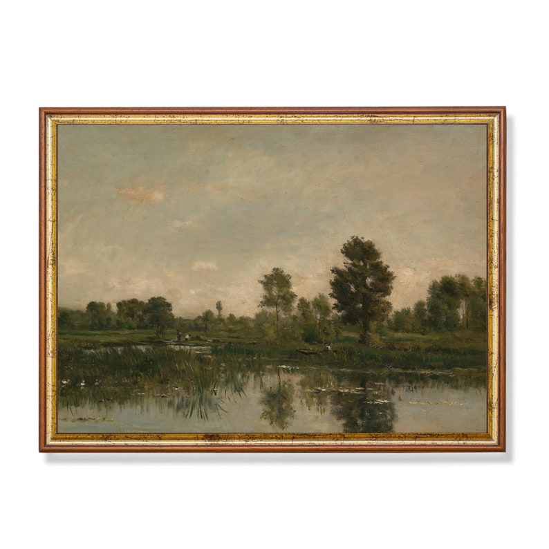 Pode incluir: Uma pintura a &oacute;leo emoldurada que retrata uma paisagem tranquila com um rio que reflete o c&eacute;u nublado. &Aacute;rvores verdes e exuberantes margeiam as margens do rio, e a &aacute;gua &eacute; salpicada de nen&uacute;fares.