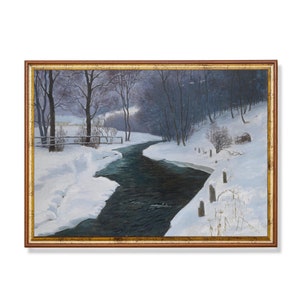 Könnte beinhalten: Gerahmtes Landschaftsgemälde, das eine Winterlandschaft mit einem dunklen Fluss zeigt, der sich durch eine schneebedeckte Landschaft schlängelt. Kahle Bäume säumen die Ufer, und im Hintergrund ist ein kleines Gebäude zu sehen. Der Rahmen ist goldfarben.
