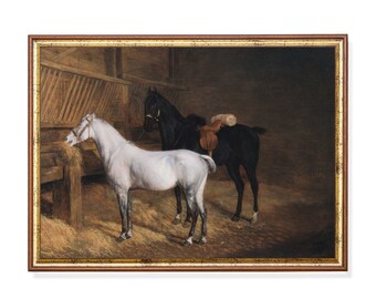 Peut inclure: Peinture encadrée représentant deux chevaux dans une écurie. Un cheval blanc mange du foin dans un râtelier en bois, tandis qu'un cheval noir sellé se tient derrière. L'œuvre a une palette de couleurs chaleureuses et rustiques.