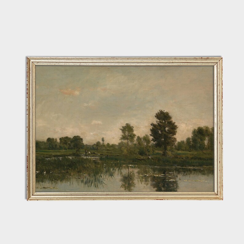 Pode incluir: Uma pintura de paisagem emoldurada que retrata uma cena tranquila de um rio com &aacute;rvores e um c&eacute;u nublado. A &aacute;gua &eacute; calma e reflexiva, com algumas folhas de l&iacute;rio flutuando na superf&iacute;cie.