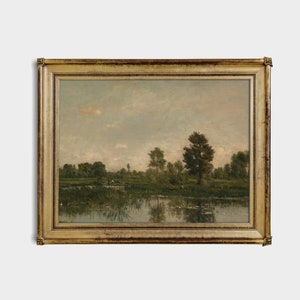 Pode incluir: Uma pintura a &oacute;leo emoldurada que retrata uma paisagem tranquila com um rio, &aacute;rvores e um c&eacute;u nublado. A pintura est&aacute; em uma moldura dourada com uma borda decorativa.