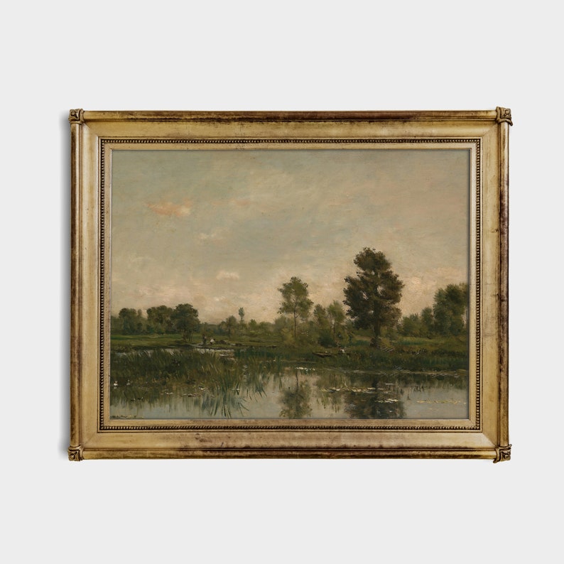 Pode incluir: Uma pintura a &oacute;leo emoldurada que retrata uma paisagem tranquila com um rio, &aacute;rvores e um c&eacute;u nublado. A pintura est&aacute; em uma moldura dourada com uma borda decorativa.