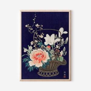 日本の花かごプリント - 深藍色の地に牡丹、モクレン、梅を描いたヴィンテージ生け花木版画、アジアンウォールデコ