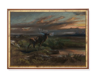 Può includere: Dipinto paesaggistico incorniciato raffigurante un cervo vicino all'acqua al tramonto. L'opera presenta un cervo marrone con grandi corna, sullo sfondo di un cielo colorato con una luna crescente. La cornice è in legno scuro con un bordo interno dorato.