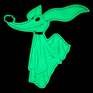 Puede incluir: Un recorte verde brillante de un perro fantasma de dibujos animados con orejas grandes, una nariz larga y un collar negro. El perro tiene una s&aacute;bana fantasmal sobre su cuerpo, sobre un fondo negro.