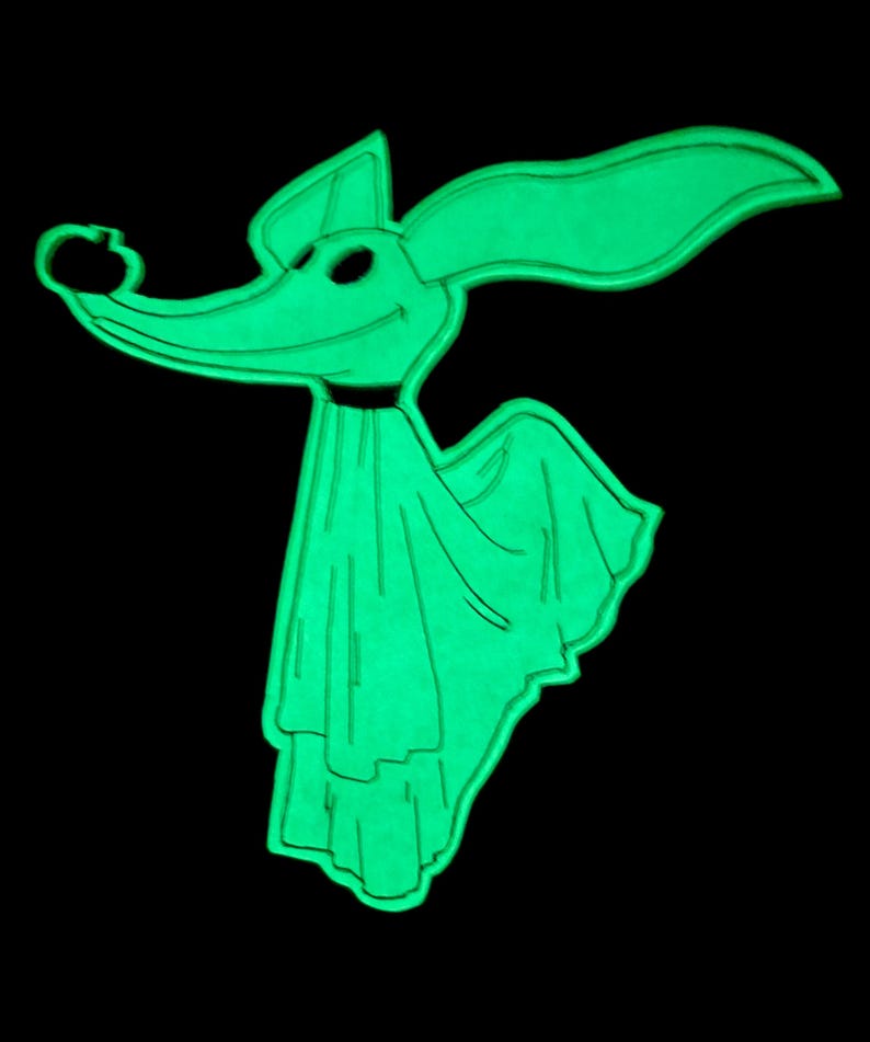 Puede incluir: Un recorte verde brillante de un perro fantasma de dibujos animados con orejas grandes, una nariz larga y un collar negro. El perro tiene una s&aacute;bana fantasmal sobre su cuerpo, sobre un fondo negro.