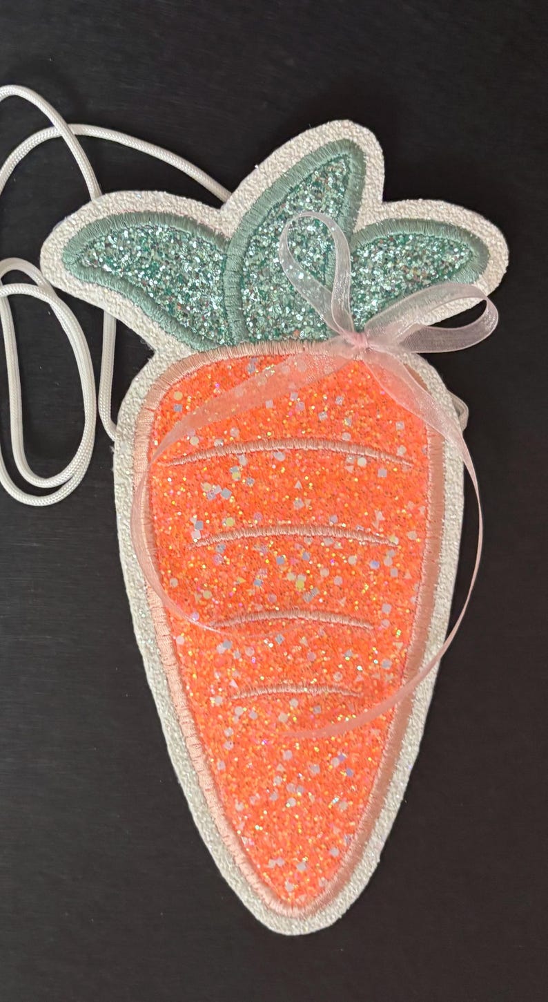 以下が含まれることがあります： 白のセラミックマグカップ、黒いハンドル、手書き風の「But First, Coffee」の文字。マグカップは白い表面に置かれています。マグカップの高さは約10cmです。