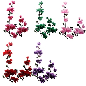 Puede incluir: Conjunto de cinco apliques de flores bordadas en rosa, rojo, verde, morado y rosa claro. Cada aplique presenta un grupo de flores con tallos y hojas.